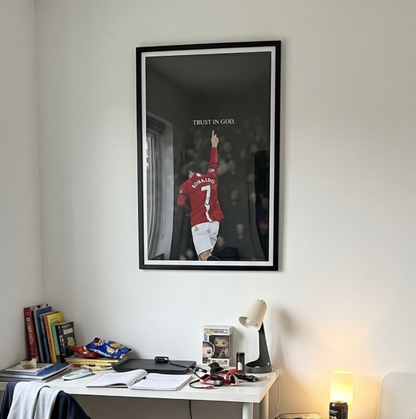 Ronaldo "Trust in God" Poster mit Rahmen